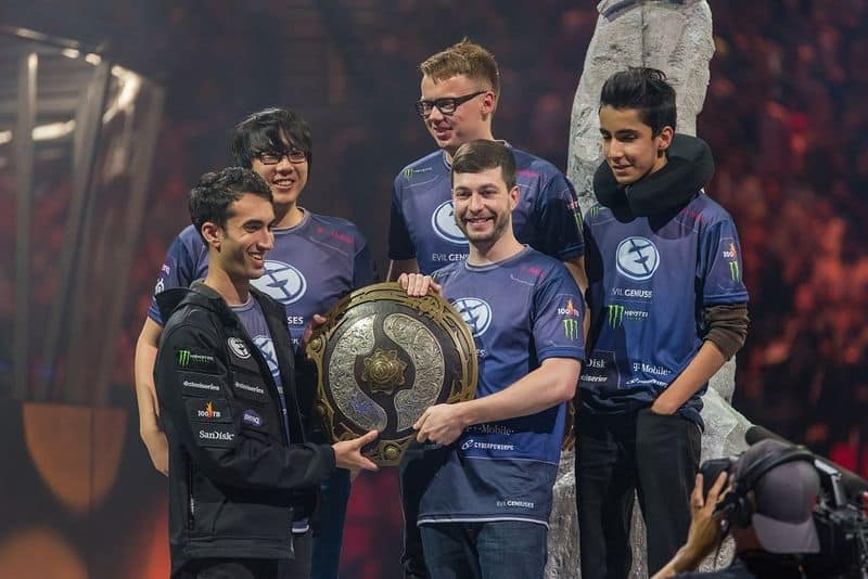 Evil_Geniuses_with_the_Aegis_at_The_International_2015